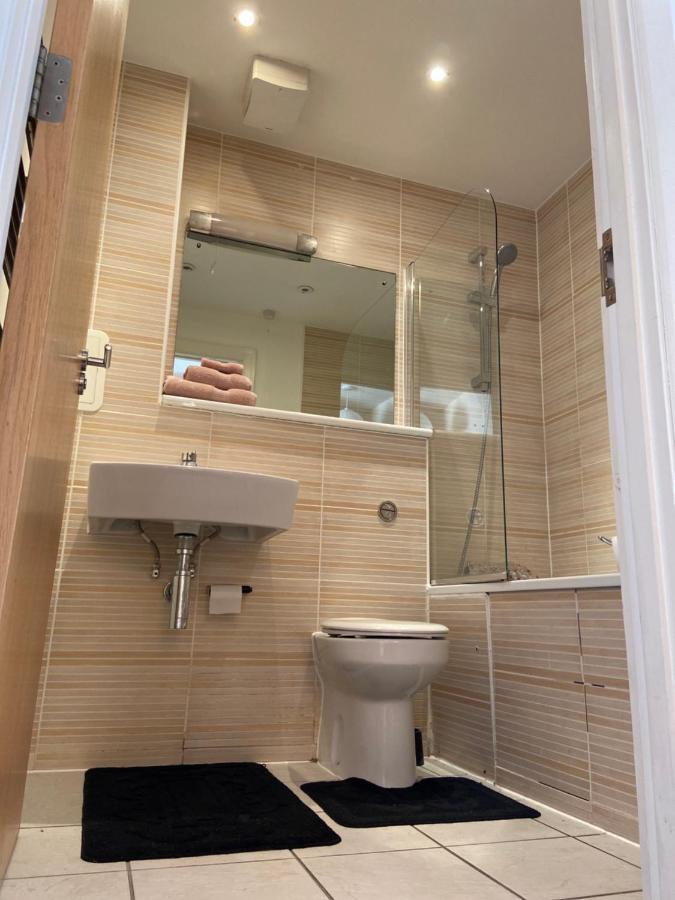 Lovely 2Br Apartment W/ City View Londen Buitenkant foto